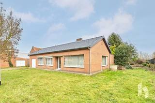 Gelijkvloerse woning (128m²) met 3 slaapkamers, garage en veranda op perceel van 817 m².<br />Deze levensloopbestendige woning is landelijk gelegen in een rustige straat, doch vlakbij de invalswegen.<br />Ze heeft een zeer grote veranda die uitgeeft op de tuin met zicht op weiland achteraan.<br />Een extra troef van deze woning is dat er géén renovatieplicht is. Er is Cv op gas en het dak werd eerder vernieuwd en geïsoleerd.<br /><br />INDELING:<br />Inkomhal, leefruimte in L-vorm met haard, keuken, veranda, berging, nachthal, drie slaapkamers, badkamer en ruime garage met wasplaats.<br />De geïsoleerde bergzolder is bereikbaar met vlizo-trap.<br /><br />Uw bezoek meer dan waard!