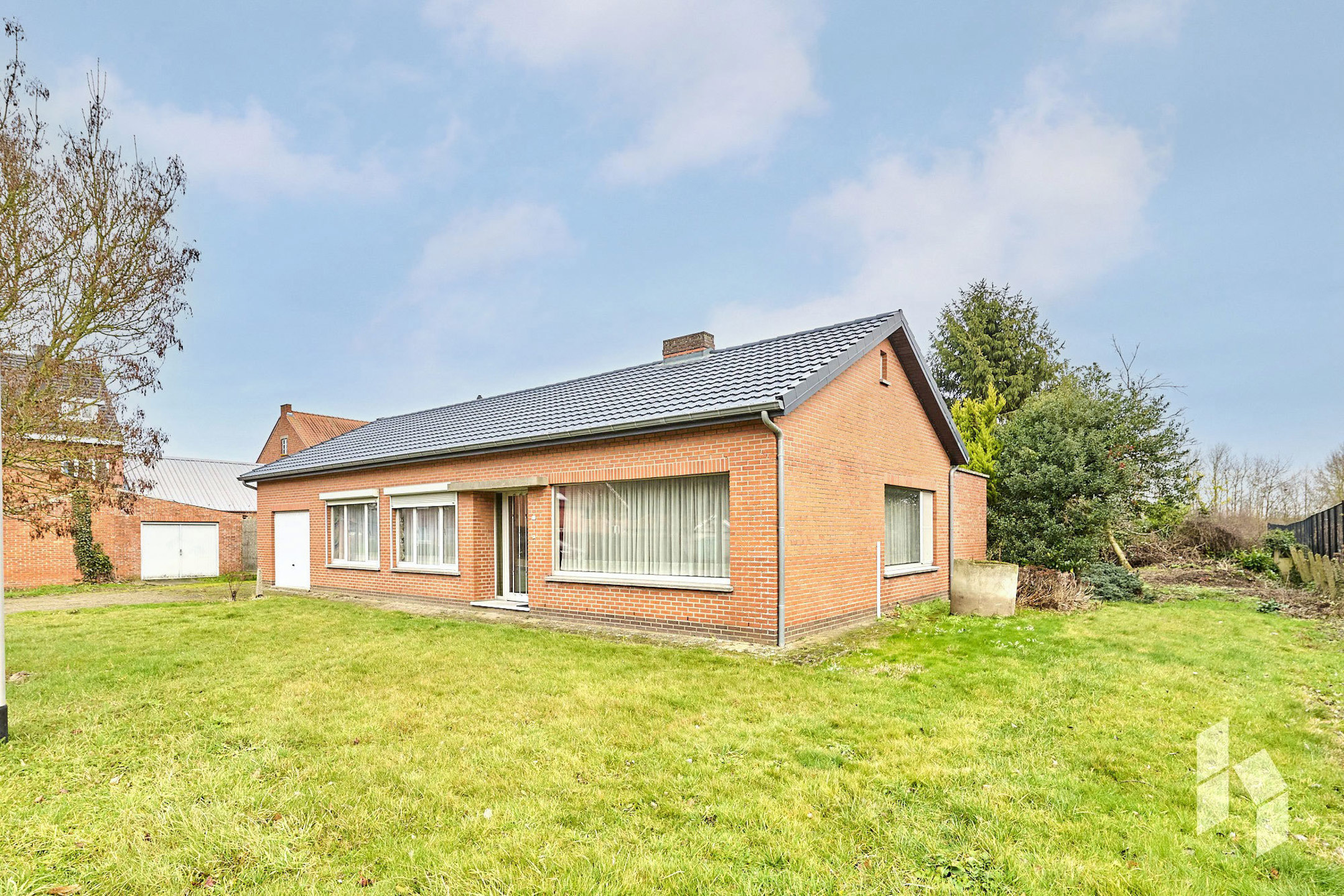 Gelijkvloerse woning met 3 slaapkamers, garage en veranda op perceel van 817m². - foto 2