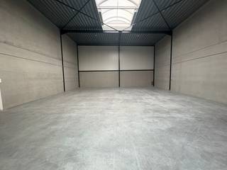 Nieuwbouw KMO-unit van ca. 180 m²Voorzieningen- Parkeerplaats- Lichtstraat- Gepolierde betonvloer- Sectionale poort (ca 4,5 m x 4 m)- Afzonderlijke...