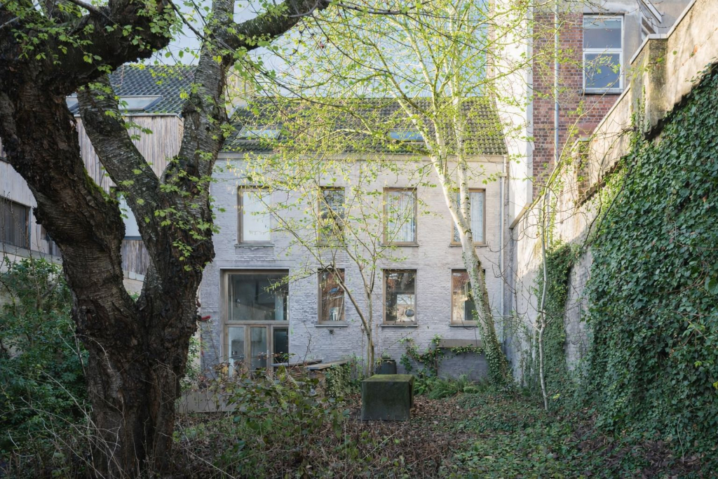 Une habitation singulière qui se distingue par son architecture, sa générosité spatiale et son jardin unique - photo 2