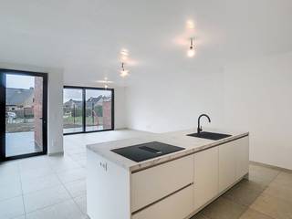 Deze nieuwbouwwoning bevindt zich aan de stadsrand van Poperinge, net aan de ring. Alle nodige voorzieningen zijn op korte afstand aanwezig. De...