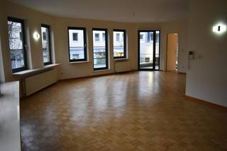 Ruim appartement gelegen in het centrum van Genk.<br />Dit appartement bevindt zich op de eerste verdieping, in het gebouw is een lift aanwezig.<br />Bij het binnenkomen hebben we de hal, een apart toilet. Op badkamer is er een bad en douche, de badkamer is volledig betegeld.<br />Ook zijn er 3 ruime slaapkamers met parketvloer. In de bergruimte is er plaats voor de droogkast en een wasautomaat.<br />De keuken is volledig geïnstalleerd en beschikt over een, oven, dampkap, kookplaat en frigo, verder is er ook nog een terras aanwezig wat betreden kan worden via de keuken en leefruimte. <br />De leefruimte beschikt over een parketvloer en een overvloed en ramen, dit creëert een extra ruim gevoel, de parketvloer is volledig opgeschuurd waardoor deze "nieuw" is.<br />De algemene onkosten bedragen €85 per maand, ook is er een videofoon aanwezig.<br /><br />-Verwarming op aardgas + dubbele beglazing.<br />-Lift aanwezig.<br />-Bergruimte aanwezig in de kelder + in het appartement.<br />-In het centrum van Genk.<br />-3 slaapkamers.<br /><br />Wil je meer informatie of het appartement bezichtigen?<br />Dan kan je ons altijd contacteren via info@immo-bosmans.be op of het nummer 0499/30.87.87.