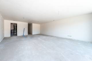 In het rustige en landelijke Sint-Amands wordt de kleinschalige residentie Delang opgetrokken. Het project bevindt zich op een uitstekende locatie, op wandelafstand van scholen, winkels en openbaar vervoer. Bovendien bevindt de residentie zich vlakbij de Schelde, waar je een aangename wandeling kan gaan maken. Het gebouw springt meteen in het oog door de sfeervolle, aangename gevel die de nodige rust uitstraalt.<br /><br />Het project is gelegen op de hoek van de Romain Steppestraat en de Emmanuel Rollierstraat en zal bestaan uit 8 praktisch ingerichte appartementen met 2 of 3 slaapkamers en ruime terrassen.<br />De doorrit geeft toegang tot de 13 autostaanplaatsen (waarvan 7 overdekt en 6 niet-overdekt) die zijn gelegen achteraan de residentie.<br />Verder vinden we nog een gemeenschappelijke fietsenberging.<br /><br />De units zullen bijna-energieneutraal zijn en voldoen aan de huidige energienormen. <br />Er wordt oa. gebruik gemaakt van warmtepompen (geothermie), een ventilatiesysteem type D en zonnepanelen.<br /><br />Er wordt gestreefd naar een kwalitatieve afwerking tot in de puntjes. De inrichting kan zelf gekozen worden.<br /><br />Wenst u meer informatie over dit kwalitatieve nieuwbouwproject?<br />Contacteer ons gerust via info@julimmo.be of 03 303 39 36.