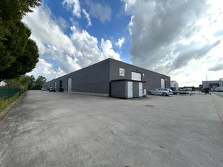 Nabij het centrum van Meulebeke, kan u deze recente loods + parkeerplaats terugvinden.  Deze loods ligt nabij belangrijke invalswegen en is vlot...