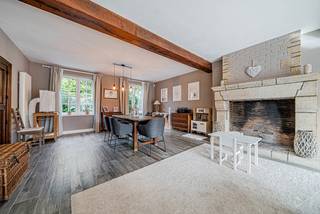 <p>In het hart van Grez-Doiceau, in een rustig steegje beschut voor alle drukte, combineert deze natuurstenen woning de charme van het oude met het comfort van het hedendaagse. Een zeldzame ligging : de meest volledige rust, terwijl alle voorzieningen van het centrum te voet bereikbaar zijn.</p>
<p>Achter haar mooie natuurstenen gevel onthult het interieur een moderne en verzorgde renovatie. De lichtrijke leefruimte van meer dan 55 m² en de open keuken strekken zich natuurlijk uit naar buiten, waar een prachtig terras van meer dan 120 m² het leven van de woning verlengt. Daarachter biedt de tuin op het zuidoosten een waar groen schrijn, de hele dag door door de zon gebaad. Een garage en verschillende parkeerplaatsen vervolledigen dit niveau.</p>
<p>Op de verdieping ontvouwen drie mooie slaapkamers van 15, 18 en 20 m² royale volumes. Eén ervan geniet van een privéterras, een uitnodiging tot rustige momenten bij het ontwaken.</p>
<p>De woning herbergt ten slotte een belangrijke troef : een inrichtbare zolder van bijna 60 m², met de mogelijkheid om bijvoorbeeld twee bijkomende slaapkamers en een badkamer te creëren. Een kostbaar ontwikkelingspotentieel, om de woning te laten meegroeien met de levensprojecten.</p>
<p>Charme, ruimte, lichtinval en een uitzonderlijke ligging : een zeldzame woning, in het kloppende hart van Grez-Doiceau.</p>