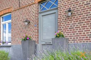 INSTAPKLAAR IDYLLISCH LANDHUIS MET WEIDES EN PAARDENSTALLEN. Deze charmante gezellige woning bestaat uit: Gelijkvloers: Grote woonkamer/salon (40m2), totaal uitgeruste open keuken met ontbijttafel (granieten werkblad - voorzien van alle toestellen) met schuifraam naar terras en tuin, achterinkom, wasplaats + bureauruimte (met mooie kastenwand), toilet, traphal. 1e verdieping: nachthal met ingemaakte kasten, 3 slaapkamers (12 - 12,7 en 12,8m2) waarvan de master bedroom een extra dressingruimte heeft en directe toegang naar de prachtige badkamer (vrijstaand ligbad, dubbel lavabomeubel, inloopdouche), afzonderlijk toilet, opbergzolder (via zolderluik met plooitrap). Centrale verwarming op aardgas, dubbel glas, geïsoleerd dak, volledige bovenverdieping recent vernieuwd, elektriciteit conform, woning asbestveilig, guntig EPC label B, schuur met 4 paardenboxen en plaats en voor 2 wagens. ABSOLUTE TOPWONING MET VEEL GROND!! Contacteer ons voor uw persoonlijke rondleiding op bezoekdag zaterdag 20 juni (vanaf 9u) - enkel bezoek op afspraak!! Tel: 0473 71 71 70 OF info@immo-x.be