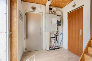 <strong>Energiezuinige woning met 4 slaapkamers op perceel van 14a 53ca te koop in Westerlo</strong><br /><br />Gelegen in een rustige en groene omgeving biedt deze woning de ideale combinatie van landelijk wonen en een uitstekende bereikbaarheid. Winkels, scholen, openbaar vervoer en andere dagelijkse voorzieningen bevinden zich op korte afstand, terwijl de op- en afrit van de E313 vlot bereikbaar is. Dankzij de centrale ligging tussen Westerlo, Herentals en Geel geniet je bovendien van een uitstekende verbinding naar de omliggende gemeenten.<br /><br />Via de voordeur betreedt je de ruime inkomhal (5,15m²), voorzien van een apart gastentoilet (1,90m²). De lichtrijke woonkamer (32,57m²) geniet dankzij de vele raampartijen van veel natuurlijke lichtinval. Daarnaast zijn er voldoende stopcontacten voorzien en is de ruimte voorbereid voor een geluidssysteem te plaatsen. De open keuken (12,55m²) sluit mooi aan op de leefruimte en is uitgerust met een elektrische kookplaat, spoelbak, oven en koelkast. Aansluitend bevindt zich een ruime was- en bergruimte (8,90m²), voorzien van aansluitingen voor wasmachine en droogkast en met een praktische buitendeur. Op het gelijkvloers vinden we ook een eerste ruime slaapkamer (11,55m²) met aansluitend een privatieve badkamer (2,83m²), uitgerust met een enkele lavabo en een douche.<br /><br />De eerste verdieping omvat nog drie slaapkamers (9,86m², 11,34m² en 13,12m²). De grootste slaapkamer beschikt bovendien over een eigen dressing (7,26m²). De badkamer (7,13m²) is voorzien van een ligbad, een enkele lavabo en de nodige aansluitingen voor het plaatsen van een douche. Als laatste is er een apart toilet (1,80m²)<br /><br />De zolderruimte (m²) biedt extra bergruimte en is ideaal voor het stockeren van spullen.<br />Buiten geniet je van een ruime tuin waar kinderen naar kunnen spelen en waar je in alle rust van het zonnetje kunt genieten. Voor de auto is er een garage (20,66m²) voorzien.<br /><br />Deze energiezuinige woning werd gebouwd in 2015 en is technisch volledig afgewerkt. Met een berekende energiescore van slechts -16 kWh/m² per jaar behaalt de woning een uitzonderlijk EPC-label A+. Dit betekent dat de woning meer energie produceert dan ze verbruikt en bijgevolg als een passiefwoning kan worden beschouwd. Bovendien is de elektrische installatie conform het AREI en zijn er 20 zonnepanelen met een totaalvermogen van 6,5 kWp aanwezig.<br /><br />De woning wordt verwarmd via een warmtepomp met vloerverwarming op het gelijkvloers.<br /><br />Een extra troef is dat de woning technisch volledig in orde is, terwijl de afwerking en inrichting nog volledig naar eigen smaak kunnen worden uitgevoerd. Hierdoor biedt deze woning de ideale kans om volledig naar je persoonlijke wensen af te werken.<br /><br />Spreekt deze leuk woning jullie aan? Contacteer ons via info@bosmanvastgoed.be voor meer info of een bezoek ter plaatse. Wij helpen jullie graag verder!