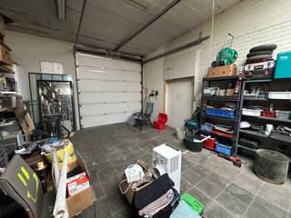 Deze woning met een magazijn  en tuin woning  Indeling:gelijkvloers: apart wc ; wasplaats  keuken, badkamer, living; bureel / slpk eerste verdiep: 3...