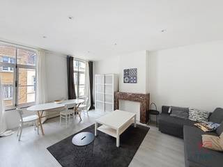 <p><strong>BRUSSEL, vlakbij de Europese instellingen, in de buurt van openbaar vervoer en winkels, gemeubileerde studio van ±35 m² op de 2e verdieping van een gebouw zonder lift, bestaande uit een woonkamer van ±24 m², een ingerichte keuken (kookplaten, afzuigkap, koelkast/vriezer) en een doucheruimte (douche, toilet, wastafel). Voorziening voor servicekosten van 60 €/maand (koud water, gemeenschappelijke ruimtes). EPC G. Direct beschikbaar! Afmetingen ter indicatie.</strong></p>
<p></p>
<p><u>Op de 2e verdieping – appartement 7</u></p>
<p>- Woonruimte van ±24 m² (4,5 x 5,2)</p>
<p>- Ingerichte keuken (kookplaten, afzuigkap, koelkast/vriezer)</p>
<p>- Doucheruimte (douche, toilet, wastafel)</p>