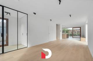 Deze vrijstaande villa is lot 7 van het prachtige nieuwbouwproject Linum Park, waar wonen in de stad, thuiskomen in het groen is.<br /><br />Je komt thuis via een lange oprit met inpandige garage: praktisch en comfortabel, met meteen een gevoel van ruimte en privacy. Binnenin wacht een warme, hedendaagse woning met drie slaapkamers en twee badkamers, ideaal voor wie graag ruim woont en houdt van extra gemak.<br /><br />De keuken is een echte eyecatcher: prachtig en hoogwaardig afgewerkt, met een tijdloos karakter en alle ruimte om te koken, te tafelen en samen te zijn. De woning is bovendien volledig geschilderd en dus instapklaar.<br /><br />Als nieuwbouwwoning is lot 7 bovendien gebouwd volgens de hedendaagse energienormen: je geniet van een duurzame, energiezuinige woning met modern wooncomfort en een lager verbruik op lange termijn.<br /><br />Achteraan geniet je van een mooie tuin met een bijzonder uitzicht: zicht op de molen. Een unieke combinatie van centrumligging en groen, waar je elke dag opnieuw graag thuiskomt.<br /><br />Contacteer ons via info@delbecque.immo voor alle informatie of een bezoek! 050 45 03 45 - info@delbecque.immo