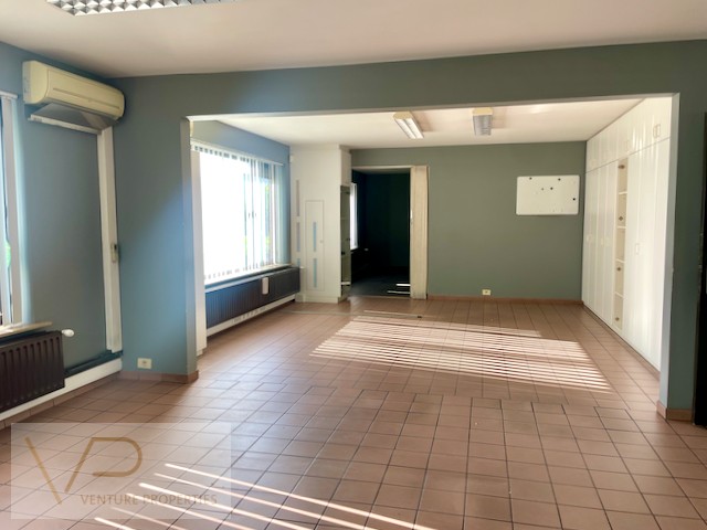 Magazijn/garage met kantoren en 2.000 m2 buitenopslag - foto 5