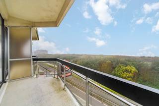 Deze studio biedt tal van voordelen. Gelegen op een gunstige locatie <strong>vlakbij het strand</strong>, openbaar vervoer (zowel trein als tram) en winkels, geniet je van een <strong>frontaal zeezicht</strong> met een prachtig panorama over de pier en de haven van Zeebrugge. Het <strong>terras</strong> biedt een adembenemend <strong>uitzicht over de duinen</strong>. De <strong>lichtrijke leefruimte</strong>, met grote ramen die voor veel natuurlijk licht zorgen, sluit naadloos aan op een<strong> gesloten keuken</strong>.<br /><br />De badkamer is uitgerust met zowel een <strong>ligbad als een douche</strong>, er is een <strong>apart toilet</strong>. <br /><br />De studio beschikt over diverse gemeenschappelijke ruimtes, waaronder een tuin met zitbanken, en een<strong> fietsenberging</strong> voor veilige fietsopslag. Een<strong> privatieve berging</strong> op het gelijkvloers biedt extra opslagruimte, terwijl het <strong>wassalon in het gebouw</strong> tegen betaling kan worden gebruikt. Voor extra veiligheid is er een <strong>videointercomsysteem</strong> in het appartement en <strong>camerabewaking in het gebouw en garagecomplex</strong>. De collectieve <strong>gasverwarming</strong> zorgt voor een efficiënte en comfortabele temperatuurregeling. Tevens zijn er drie privatieve containers om het afval te sorteren.<br /><br />De eigenaar biedt u de <strong>mogelijkheid</strong> tot het <strong>aankopen</strong> van een <strong>staanplaats</strong> voor €25.000.<br /><br />Kortom, zorgt deze studio voor comfort en veiligheid met een uitzonderlijk uitzicht en een gunstige ligging, wat het leven aan de kust tot een ware beleving maakt.