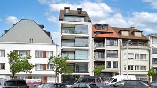 <strong>Gelijkvloersappartement met 3 slaapkamers op toplocatie nabij het Zegemeer en het centrum van Knokke</strong><br /><br />Op een uiterst centrale ligging, op wandelafstand van het Zegemeer en de winkels, bevindt zich dit ruime en lichtrijke gelijkvloersappartement met drie volwaardige slaapkamers.<br />De leefruimte geniet van een mooie natuurlijke lichtinval en sluit naadloos aan op het aangename terras aan de voorzijde van het appartement. De moderne, smaakvolle keuken is volledig uitgerust en vormt een elegant geheel met de leefruimte.<br /><br />Achteraan bevinden zich drie comfortabele slaapkamers. De master bedroom beschikt over ingemaakte kasten en een ensuite badkamer. Daarnaast zijn er nog twee slaapkamers en een aparte douchekamer, wat het appartement uitermate geschikt maakt voor gezinnen of gasten.<br />Extra troeven zijn de praktische privatieve berging, de gemeenschappelijke fietsenruimte én een bijkomend terras aan de achterzijde.