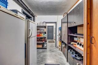 <p>Deze uitzonderlijke eigendom combineert wonen en werken op één locatie. Het pand omvat een woning van ±312 m², een ruime dubbele garage, een atelier/werkplaats van ±300 m² en een uitgestrekte tuin die het geheel compleet maakt.</p>
<p>Via de zijkant betreedt u de ruime inkomhal, het hart van het gelijkvloers. Rechts bevindt zich de wasplaats, die doorloopt naar een etalageruimte met straatzicht. Links leidt de hal naar een grote bergruimte, verdeeld in opslag en vestiaire, met achterdeur naar atelier en tuin. Wie via de dubbele garage binnenkomt, komt in een patio met drie extra ruimtes: technische ruimte, fietsenberging en opslag voor seizoenmateriaal.</p>
<p>Op de eerste verdieping ligt de open woonruimte met eetplaats en volledig uitgeruste keuken, inclusief ontbijthoek met tuinzicht. De keuken geeft toegang tot bureauruimte en terras. De circulaire indeling zorgt voor vlotte doorloop naar de centrale hal met gastentoilet. Op de tweede verdieping bevindt zich de nachthal met drie slaapkamers en een badkamer met ligbad, douche, toilet en dubbele lavabo.</p>
<p>Het atelier is volledig afgescheiden, toegankelijk via een oprit geschikt voor bestelwagens. Bij binnenkomst is er een ontvangst- of wachtruimte, van waaruit men naar het atelier of bureauruimte gaat, met toegang tot laad- en loszone via een 3x3,5 m brede poort. Ideaal voor opslag, ambacht of productie.</p>
<p>Achter het atelier ligt een diepe tuin van ±750 m² met tuinberging en overdekt terras, geschikt voor hobby of extra opslag. Het pand bevindt zich in een ambachtelijke zone, met uitbreidingsmogelijkheden, inclusief optie tot aankoop van de te renoveren woning ernaast (huisnr. 49).</p>
<p>Een unieke kans voor wie wonen en werken wil combineren op toplocatie!</p>