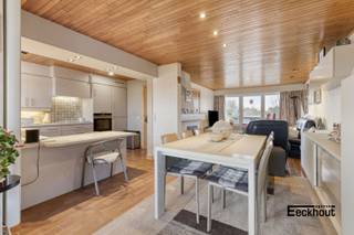 Op de gegeerde Vuurtorenwijk in Oostende, op wandelafstand van het strand en De Spuikom, bevindt zich deze lichtrijke en instapklare bel-etage woning met een bewoonbare oppervlakte van 217 m², garage en prachtige, afgewerkte tuin.<br />Indeling:<br />- Gelijkvloers: oprit voor 2 auto’s, inkomhal, ruime wasplaats/berging; dubbele garage met directe toegang tot de mooie tuin met tuinhuis.<br />- Eerste verdieping: ruime woonkamer met open, volledig geïnstalleerde keuken, afzonderlijk toilet en een aansluitend zonneterras met trap naar de tuin.<br />- Tweede verdieping: 3 volwaardige slaapkamers en badkamer met douche, lavabo en toilet.<br />Zolderverdieping: opgedeeld in 3 ruimtes, ideaal als extra kamers, hobbyruimte of bureau.<br />Extra troeven: Gedeeltelijk gerenoveerd in 2009<br /> Condensatieketel (energiezuinige verwarming)<br /> 19 zonnepanelen aanwezig/warm water op elektriciteit<br /> Rustige woonwijk, dicht bij zee en natuur<br /> Ideaal als gezinswoning of tweede verblijf<br />📍 Een ruime, energiezuinige woning (EPC B ) op een toplocatie aan zee — instapklaar en toekomstgericht.