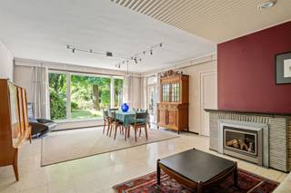 <p>Centrum Beveren. 226 m². En een tuin die je hier niet verwacht.</p><p>Midden in het centrum, maar achteraan een grote, volgroeide tuin. Binnen een lichtrijke leefruimte met open haard en een veranda met zicht op het groen.</p><p>- 226 m² bewoonbaar op 400 m² perceel<br />- 4 slaapkamers + uitbreidbare zolder<br />- Inpandige garage + gerenoveerde droge kelder<br />- Vlot naar Antwerpen, Sint-Niklaas en E17/E34</p><p>Bezichtigen? 03 232 33 40 · sam@woonvast.be</p>