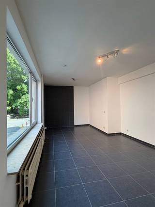 <p><span>Instapklare studio op gegeerde locatie </span></p><p><span> </span></p><p><span>Gelegen in de gegeerde Velodroomstraat te Berchem, bevindt deze studio zich op een uitstekende locatie met een vlotte verbinding naar Antwerpen centrum, belangrijke invalswegen en het openbaar vervoer. In de directe omgeving vindt u tal van winkels, supermarkten, horeca en sportfaciliteiten. Bovendien geniet u van de nabijheid van groene zones en alle dagelijkse voorzieningen op wandelafstand. Een ideale ligging voor zowel eigen bewoning als investering.</span></p><p><span> </span></p><p><span>INDELING</span></p><p><span>Deze gezellige studio met een bewoonbare oppervlakte ca. 36m² werd ongeveer 15 jaar geleden gerenoveerd en is praktisch ingericht.</span></p><p><span> </span></p><p><span>Bij het betreden van het appartement komt u terecht in de lichtrijke leefruimte met onderhoudsvriendelijk tegelvloer. Aansluitend bevindt zich de open keuken, uitgerust met een kookplaat, spoelbak en koelkast met vriesvak. </span></p><p><span> </span></p><p><span>Verder beschikt de studio een aparte douchekamer met douche, toilet en lavabo. Dankzij de praktische indeling wordt de beschikbare ruimte optimaal benut.</span></p><p><span> </span></p><p><span>Gemeenschappelijke kosten: €110,30 (incl verwarming, water, syndicus, blokpolis, lift, onderhoud gemene delen)</span></p><p><span>Reservekapitaal: €13 per maand</span></p><p><span> </span></p><p><span>BIJZONDERHEDEN</span></p><p><span>- Bewoonbare oppervlakte volgens EPC ca. 36m²</span></p><p><span>- Renovatie uitgevoerd ca. 15 jaar geleden</span></p><p><span>- Dubbele beglazing</span></p><p><span>- Elektriciteit conform</span></p><p><span>- Geen asbest aanwezig</span></p><p><span>- EPC-score C</span></p><p><span>- Gegeerde locatie</span></p><p><span>- Ideaal als starters woning of investering </span></p>