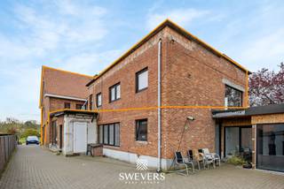 Voor meer info en foto’s, surf naar www.swevers.be – Dit ruime en instapklare appartement op de eerste verdieping in de Larenstraat 67 in Lummen werd oorspronkelijk gebouwd in 1976 en kreeg in 2022 een grondige renovatie. Met een bewoonbare oppervlakte van 123 m² en gelegen op een perceel van 14a 25ca geniet u hier van een hedendaagse afwerking, veel lichtinval en een praktische indeling. De centrale inkomhal leidt naar de lichtrijke leefruimte van 33,6 m², waar u vlot een gezellige zithoek en eethoek kan inrichten. Aansluitend bevindt zich de functionele keuken van 10 m², die mooi aansluit op het leefgedeelte. Het appartement beschikt over maar liefst 4 volwaardige slaapkamers van 11,5 m², 11 m², 11 m² en 23 m². De grootste kamer biedt extra mogelijkheden als master bedroom met dressing of bureau. In alle slaapkamers ligt parket, wat zorgt voor een warme uitstraling. De badkamer is uitgerust met een douche en er is een apart toilet aanwezig. Extra troeven zijn de privatieve garage van 20 m², de ruime gemeenschappelijke tuin van 876 m² met noordelijke oriëntatie en de aanwezigheid van 24 zonnepanelen. Ook de ligging is bijzonder praktisch, met scholen en ontspanning op 500 meter, een bushalte op 190 meter, winkels en restaurants binnen 2 km en de snelweg op slechts 2,5 km. Een ruim en verzorgd appartement met hedendaags comfort, veel mogelijkheden en een vlotte bereikbaarheid. Voor meer informatie, bel 012 699 900. Bron bewoonbare oppervlakte: EPC – verslag.
