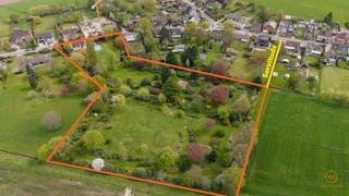 <p><span>Uniek Eigendom met park en bouwgrond op +/- 1,7 Hectare </span></p><p><span> </span></p><p><span>Ontdek één van de grootste percelen van de hyper residentiële Kleistraat in Aartselaar. Zeer rustig en groen gelegen, doch op een boogscheut van het centrum en van alle invalswegen (E19 en A12).</span></p><p><span>De klassieke tijdloze villa beschikt over een bewoonbare oppervlakte van meer dan 420 m² en werd steeds met grote zorg onderhouden en bestaat om uit een statige inkomhal met prachtige eiken trap, vestiaire en wc, een zeer ruime lichtvolle living met bourgondische steen en prachtige uitzichten op het park, een leefkeuken met alle comfort die tevens toegang verleent tot het overdekt terras naast het verwarmd zwembad. Verder vindt men op de gelijkvloers nog de wasplaats en een dubbele garage.</span></p><p><span>Op het 1ste verdiep 4 slaapkamers, 3 badkamers, wc, dressing en een ruim bureel of bibliotheek. Op de 2de verdieping 3 kamers en een douchekamer. verder nog zolders en (wijn)kelders.</span></p><p><span>De prachtig aangelegde en goed onderhouden parktuin beschikt over een grote variatie aan bloemen, planten en bomen, achteraan is een praktische servitudeweg die voor diverse doeleinden zoals onderhoud of hobby's (paarden, schapen e.d.) ideaal kan zijn.</span></p><p><span>Links van de woning ligt een perceel bouwgrond dat naar wens kan afgesplitst of bebouwd worden als uitbreiding van de bestaande villa. Contacteer ons voor meer info of een bezoek op 03 400 43 23</span></p><p><span> </span></p><p><span>+ Zeer residentiële groene woonwijk</span></p><p><span>+ Nabij invalswegen </span></p><p><span>+ Uniek park op +/- 17.000 m²</span></p><p><span>+ Ideaal voor het houden van paarden</span></p><p><span>+ Tijdloze villa met een zee aan ruimte</span></p><p><span>+ Gunstige oriëntatie</span></p>
