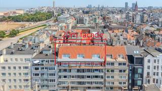 TE KOOP – RUIM EN KARAKTERVOL DAKAPPARTEMENT MET 4 SLAAPKAMERS EN RIANTE TERRASSEN IN DE BELLE EPOQUEWIJK<br /><br />Op een absolute toplocatie in de gegeerde Belle Epoquewijk van Oostende, op wandelafstand van de zeedijk, de Koninklijke Gaanderijen, Thermae Palace en Wellington Golf, bevindt zich dit bijzonder ruime dakappartement op de 6de verdieping van residentie “Viking”.<br /><br />Met een bewoonbare oppervlakte van circa 191 m² geniet dit appartement van een uitzonderlijk gevoel van ruimte. De lichtrijke leefruimte sluit rechtstreeks aan op de riante terrassen, waar u dankzij de open ligging en gunstige oriëntatie de hele dag kunt genieten van licht, ruimte en vergezichten.<br />De woning beschikt over vier volwaardige slaap-/werkruimtes — momenteel ingericht als 3 slaapkamers en een bureel — evenals twee badkamers, een vernieuwde en volledig ingerichte keuken en een ruime leefruimte.<br /><br />Het interieur heeft een authentiek en eigen karakter en werd bewust niet volgens de hedendaagse interieurtrends ingericht. Voor wie houdt van een woning met persoonlijkheid, biedt dit appartement bovendien tal van mogelijkheden om het geheel naar eigen smaak en wensen te moderniseren.<br /><br />Het appartement beschikt momenteel over een EPC-label E, waardoor de renovatieverplichting van toepassing is. Dit biedt tegelijk de mogelijkheid om het appartement energetisch én esthetisch volledig af te stemmen op de hedendaagse normen en uw eigen woonwensen.<br /><br />TROEVEN<br />✨ Absolute topligging in de Belle Epoquewijk<br />🌊 Op wandelafstand van zee, zeedijk, Koninklijke Gaanderijen en Thermae Palace<br />⛳ Wellington Golf vlakbij<br />🛏️ 4 slaapkamers / 3 slaapkamers + bureel<br />🛁 2 badkamers<br />🌞 Riante terrassen met open zicht en uitstekende oriëntatie<br />🏢 Lift tot op de 6de verdieping<br />🍽️ Vernieuwde, volledig ingerichte keuken<br />🚗 Niet-betalend parkeren in de wijk<br />💶 Gemeenschappelijke lasten: €215/maand – afrekeningen beschikbaar<br /><br />Een zeldzaam ruim dakappartement op een van de meest gegeerde locaties van Oostende, met een combinatie die vandaag moeilijk te vinden is: veel woonoppervlakte, vier slaap-/werkruimtes, royale terrassen, open zicht en een karaktervolle ligging vlak bij zee.<br /><br />Een ideale eigendom als vaste woonst, tweede verblijf of renovatieproject, voor wie ruimte, ligging en potentieel belangrijker vindt dan een dertien-in-een-dozijn interieur.<br />Een appartement met karakter, ruimte en vooral veel mogelijkheden.<br /><br />📞 Bezoek mogelijk mits afspraak.<br />☎️ 059 808 502<br />📧 danny@brouckaert.be<br />🌐 www.brouckaert.be