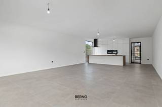 <strong>Nieuwbouwwoning met zuidwestgerichte tuin</strong><br /><br />📍 Koolstraat 47, 9290 Berlare<br />🏡 Bewoonbare oppervlakte: 199 m²<br />📊 EPC: A (85 kWh/m²)<br /><br />In een rustige, residentiële omgeving van Berlare bevindt zich deze <strong>recent gebouwde, halfopen nieuwbouwwoning</strong> met een <strong>EPC-label A (85 kWh/m²)</strong>. Deze woning combineert een doordachte indeling met hoogwaardige materialen en een luxueuze afwerking.<br /><br />De woning biedt een bewoonbare oppervlakte van <strong>199 m²</strong> en beschikt over <strong>drie tot vier slaapkamers</strong>, waarvan één met de mogelijkheid om een ruime dressing te plaatsen. De <strong>badkamer</strong> is stijlvol ingericht met zowel een <strong>ligbad als een inloopdouche</strong>. De leefruimte met open keuken baadt in het licht dankzij de grote raampartijen en biedt een prachtig uitzicht op de volledig aangelegde zuidwestgerichte tuin, waar u de hele dag door van de zon kunt genieten.<br /><br />Op technisch vlak is deze woning volledig up-to-date: voorzien van een <strong>warmtepomp, vloerverwarming en zonnepanelen</strong>, wat resulteert in een bijzonder lage energiekost en een maximaal wooncomfort.<br /><br />Belangrijkste troeven
<ul>
	<li>Moderne nieuwbouwwoning</li>
	<li>EPC-label A (85 kWh/m²)</li>
	<li>Warmtepomp, vloerverwarming en zonnepanelen</li>
	<li>Drie tot vier slaapkamers</li>
	<li>Badkamer met ligbad én douche</li>
	<li><strong>Mogelijkheid tot aankoop aan 6% btw</strong></li>
</ul>
<br />Maak snel een afspraak voor een bezichtiging. Contacteer ons via mail: info@berno.be of bel 052/20.24.40.