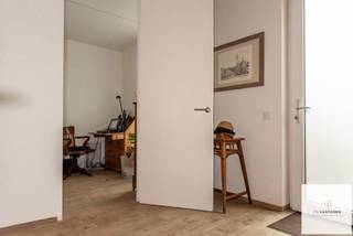 Deze prachtige, hedendaagse woning werd gebouwd in 2015 en combineert moderne architectuur, hoogwaardig comfort en uitstekende energieprestaties (EPC label A).<br />De woning kenmerkt zich door haar strakke vormgeving, kwalitatieve afwerking en aangename lichtinval. <br /><br />Bij het betreden van de woning komt u in een inkomhal die toegang geeft tot de lichtrijke leefruimte met een moderne, open uitstraling en open keuken. De woning werd zeer smaakvol en tijdloos afgewerkt met duurzame materialen.<br /><br />Op het gelijkvloers bevindt zich bovendien een gastentoilet, een berging en een extra ruimte die perfect kan dienen als bureau, hobbyruimte of vierde slaapkamer.<br />Op de verdieping bevinden zich de nachthall, een tweede toilet, drie volwaardige slaapkamers en een stijlvolle badkamer (uitgerust met zowel een ligbad als een aparte douche).<br /><br />Dankzij de vloerverwarming in combinatie met een energiezuinig geothermisch systeem geniet u van een aangenaam binnenklimaat en bijzonder lage energiekosten. Dit resulteert in een uitstekend EPC label A.<br /><br />De woning is op heden aan een zeer standvastige huurder verhuurd, zodat het tevens de perfecte investering kan zijn!<br />Ideaal dus voor wie op zoek is naar een moderne, energiezuinige en comfortabele gezinswoning met een hedendaagse uitstraling.