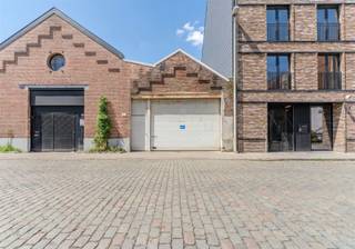 <p>Polyvalente Magazijn-/Atelierruimte van 140 m² te Huur – Topligging aan Park Spoor Noord<br />Op een uitstekende locatie, pal aan Park Spoor Noord, bevindt zich deze polyvalente ruimte van ca. 140 m² in de Biekorfstraat, een brede en aangename straat met een open karakter. De combinatie van een groene, levendige omgeving en een vlotte bereikbaarheid maakt dit een ideale uitvalsbasis voor ondernemers, creatieve beroepen en zelfstandigen.</p><p>De ruimte is geschikt voor onder meer:</p><p>- Magazijn en opslag<br />- Atelier of werkplaats<br />- Creatieve of ambachtelijke activiteiten<br />- Webshop of logistieke uitvalsbasis<br />- Diverse professionele toepassingen</p><p>Troeven<br />- Ca. 140 m² bruikbare oppervlakte<br />- Topligging aan Park Spoor Noord<br />- Gelegen in een brede, verzorgde straat met een aangename uitstraling<br />- Vlotte bereikbaarheid met wagen, fiets en openbaar vervoer<br />- Goede verbinding naar de Antwerpse Ring en het stadscentrum<br />- Veel mogelijkheden dankzij het open karakter</p><p>Een unieke kans voor wie een functionele bedrijfsruimte zoekt op een van de meest dynamische locaties van Antwerpen.</p><p>Interesse? Neem gerust contact op voor meer informatie of een bezichtiging: info@markasa.be of 03/827.72.92</p>
