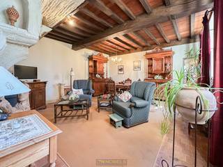 <p><u><span>Beschermd erfgoed met ondersteuning: onderhouds- en verbouwingswerken komen in aanmerking voor financiële hulp: </span><span>https://publicaties.vlaanderen.be/view-file/74857</span></u><br /><br /><span>Het </span><strong>VOORMALIGE PELGRIMSHUIS ‘SPAANS HOF’</strong><span> uit 1643, is een </span><strong>ZELDZAME ERFGOEDPAREL</strong><span> in hartje Mespelare (Dendermonde), pal naast de </span><strong>GEKLASSEERDE ROMAANSE SINT-ALDEGONDISKERK</strong><span>. Met zijn L-vormige opbouw in traditionele bak- en zandsteenbouw, </span><strong>SIERLIJKE KORFBOOGDEUR, KRUISRAMEN</strong><span> en symmetrische gevel, straalt dit beschermde pand </span><strong>17DE-EEUWSE CHARME</strong><span> uit. Binnenin onthullen een overwelfde kelder, balklagen, </span><strong>ORIGINELE HAARDEN</strong><span> en een indrukwekkend zoldergebinte het rijke verleden. De </span><strong>RUSTIGE LIGGING</strong><span> aan het dorpsplein, gecombineerd met zonovergoten buitenruimtes, creëert een </span><strong>OASE VAN RUST EN AUTHENTICITEIT</strong><span>. Dankzij de unieke structuur leent het Spaans Hof zich perfect als </span><strong>STIJLVOLLE GEZINSWONING OF ALS COMBINATIE VAN WONEN EN WERKEN</strong><span> met een exclusieve uitstraling. Wie op zoek is naar een woning met </span><strong>ZIEL, ERFGOEDWAARDE</strong><span> en een unieke ligging, vindt hier een uitzonderlijke kans om </span><strong>GESCHIEDENIS</strong><span> te beleven en te bewaren.</span></p>
<br /><br />Adres: Mespelarestraat 104 te Dendermonde (Mespelare)<br /><br />Geen renovatieplicht (beschermd monument); P-score: A, G-score: A