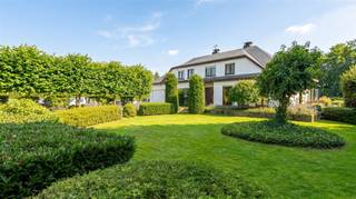 <p>Deze ruime en stijlvolle vrijstaande villa biedt een unieke combinatie van comfort, ruimte en privacy op een toplocatie in Brasschaat. De woning beschikt over een ruime oprit, dubbele garage en twee toegangspoorten, wat meteen klasse en functionaliteit uitstraalt.</p><p>De villa heeft vijf slaapkamers, waaronder een master bedroom op het gelijkvloers met en-suite badkamer, ideaal voor gelijkvloers wonen of gastenverblijf. De royale leefruimte met veranda geniet van veel lichtinval en een prachtig zicht op de verzorgde achtertuin.</p><p>De open, volledig uitgeruste keuken met kookeiland, Amerikaanse koelkast, ingebouwde microgolf, hete-luchtoven, gasvuur en vaatwasser wordt aangevuld met een praktische keukenberging. Vanuit de keuken is er directe toegang tot de inpandige garage en de wasruimte, voorzien voor wasmachine en droogkast.</p><p>Op de eerste verdieping bevinden zich vier slaapkamers, waarvan twee volledig afgewerkt en twee in casco. De casco slaapkamers bieden bovendien aparte ruimtes die ideaal zijn voor dressings of extra badkamers, waardoor de verdieping volledig naar eigen wens kan worden afgewerkt. Renderfoto’s geven een impressie van de mogelijke inrichting en afwerking.</p><p>De achtertuin biedt rust en sfeer, met een mooie vijver en een tuinberging, perfect voor ontspanning of gezellige buitenmomenten.</p><p>Deze villa combineert stijlvolle afwerking, praktische indeling en een toplocatie, en is ideaal voor gezinnen die op zoek zijn naar ruimte, comfort en een exclusieve woonervaring in Brasschaat.</p><p>Belangrijkste kenmerken:</p><ul><li><p>Vrijstaande villa op toplocatie</p></li><li><p>Ruime oprit en dubbele garage met twee toegangspoorten</p></li><li><p>Vijf slaapkamers, inclusief gelijkvloerse master met en-suite badkamer</p></li><li><p>Royale leefruimte met veranda</p></li><li><p>Open keuken met kookeiland en hoogwaardige apparatuur</p></li><li><p>Achtertuin met vijver en tuinberging</p></li><li><p>Afgewerkte en casco slaapkamers met extra ruimtes voor dressings of badkamers</p></li></ul>