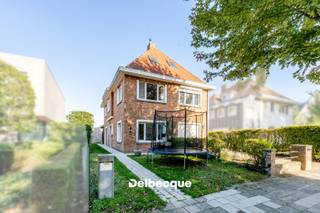 Ontdek deze halfopen woning gelegen in een van de meest gegeerde wijken van Sint-Andries/Brugge, op wandelafstand van het station, handelszaken, scholen en openbaar vervoer. Bovendien zijn de Brugse binnenstad en belangrijke invalswegen ook vlakbij. <br /><br />De woning werd in 2019 gerenoveerd waardoor ze op heden nog steeds in een volledig instapklare toestand staat.<br /><br />De woonst beschikt over een uiterst rationele indeling: op de gelijkvloerse verdieping vinden we een uiterst lichtrijke en gezellige leefruimte met zithoek, open keuken met kookeiland en eetgedeelte terug. Vanuit de keuken hebben we zicht op de beheersbare maar gezellige tuin met buitenberging. In de tuin is het heerlijk vertoeven in alle rust en privacy.<br /><br />Op de eerste verdieping vinden we 2 slaapkamers terug en een te renoveren/in te richten badkamer. <br />Op de 2e verdieping vinden we de 3e slaapkamer/masterbedroom en tevens gerenoveerde hoofdbadkamer terug.<br /><br />Verder is er nog een praktische kelder met wasplaats aanwezig en ruime tuinberging.<br />Kortom, kom dit uniek aanbod snel ontdekken en plan een bezoek in via onze website www.delbecque.immo of bel 050/45 03 45