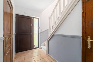 <p><strong>Te koop in Meise: halfopen woning met 4 slaapkamers</strong></p><p><br /></p><p>Dit halfopen huis is rustig gelegen in een mooie, residentiële wijk in Meise, op korte afstand van het centrum, scholen, het openbaar vervoer en het prachtige park met zijn rustgevende vijver. De woning biedt een aangename, groene leefomgeving en beschikt over een zeer ruime garage, ideaal voor extra opslag of werkruimte. De bovenste verdieping is reeds volledig afgewerkt en herbergt momenteel een volwaardige slaapkamer, met het potentieel om hier eenvoudig een tweede extra slaapkamer te creëren. Aanpalende gemeenten zoals Grimbergen, Wemmel, Merchtem, Londerzeel, Kapelle-op-den-Bos en Wolvertem zijn zeer makkelijk bereikbaar.</p><p><br /></p><p><strong>Belangrijkste ruimtes:</strong></p><p>• Lichte woonkamer met een gezellige en praktische indeling.</p><p>• Functionele keuken voorzien van een dubbele spoelbak, dampkap en kookplaat.</p><p>• 4 slaapkamers (17 m², 11 m², 9 m² en een kamer op de bovenverdieping).</p><p>• Volledig afgewerkte multifunctionele bovenverdieping (47 m²), direct te gebruiken als slaapkamer en met ruimte voor een extra kamer.</p><p>• Badkamer uitgerust met een douche, ligbad, toilet, dubbele wastafel en mengkraan.</p><p>• Ruime garage met automatische poort, verlichting, elektriciteit en verwarmingsketel.</p><p>• Praktische kelder voor extra opslag.</p><p><br /></p><p><strong>Troeven:</strong></p><p>• Uitstekend gelegen in een rustige, mooie en residentiële wijk omgeven door groen.</p><p>• Zeer ruime garage met automatische poort en veel opslag- of werkruimte.</p><p>• Volledig afgewerkte bovenverdieping met directe slaapkamer en uitbreidingsmogelijkheden.</p>