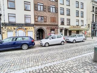 <article>
<div>
<div>
<div>
<div>
<div>
<div>
<div>
<div>
<p><strong>Faites une visite virtuelle sur <span>www.living-stone.be</span> et planifiez votre visite.</strong></p>
</div>
</div>
</div>
</div>
</div>
</div>
</div>
</div>
</article>
Un bien commercial situé à un excellent emplacement sur la place Sainte-Catherine, à proximité de la station de métro. Le bien offre diverses possibilités et est adapté à différents types d'entreprises. L'espace comprend un hall d'entrée où se trouvent également les toilettes. Il y a ensuite une grande pièce ouverte avec un bar convivial. De plus, il y a deux petites pièces supplémentaires, dont une cuisine et un espace séparé.