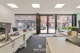 Voor meer info en foto’s, surf naar www.swevers.be – Dit instapklare handelspand van 127 m² ligt op een toplocatie in de Hoogstraat, één van de...