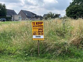 RUSTIG GELEGEN PERCEEL GROND VAN 399M². Informeer ons kantoor voor de mogelijkheden.