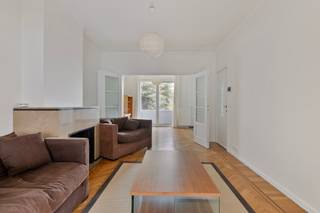 Discover this bright and spacious duplex apartment located on the second floor of a small building in a quiet and green neighborhood of Auderghem...