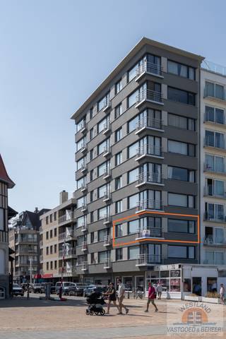 Droomt u ervan elke dag wakker te worden met het geluid van de golven en een panoramisch uitzicht over de Noordzee? Dan is dit instapklare appartement op de 2e verdieping precies wat u zoekt.<br />Van zodra u binnenkomt, wordt u meteen gecharmeerd door de overvloed aan natuurlijk licht en het schitterende, frontale zeezicht dat u vanuit de leefruimte geniet. Hier vormt de zee elke dag opnieuw het decor van uw thuis.<br />Het appartement verkeert in uitstekende staat en is volledig instapklaar. Grote renovatiewerken zijn niet nodig, zodat u meteen zorgeloos kunt genieten van uw nieuwe woonst of tweede verblijf aan de kust. Bovendien beschikt het appartement over een gunstig EPC-label B, wat garant staat voor een energiezuinige en comfortabele woonervaring.<br />Dankzij de topligging op de zeedijk bevinden het strand, gezellige restaurants, winkels en alle voorzieningen zich letterlijk op wandelafstand. Of u nu op zoek bent naar een vaste woonplaats, een tweede verblijf of een interessante investering, dit appartement combineert een unieke ligging met comfort en een prachtig uitzicht.<br />Troeven:<br />- Frontaal zeezicht<br />- Gelegen op de 2e verdieping<br />- Instapklaar<br />- Energiezuinig (EPC B)<br />- Absolute topligging op de zeedijk<br />- Ideaal als vaste woonst, tweede verblijf of investering<br />Een appartement met deze ligging en dit uitzicht komt zelden op de markt. Contacteer ons vandaag nog voor meer informatie of een bezoek ter plaatse.