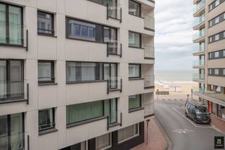 Prachtig gerenoveerd appartement met 3 slaapkamers, uitstekend gelegen op enkele passen van de Zeedijk en het Driehoeksplein. Indeling: inkomhal met vestiaire en gastentoilet. Ruime woon- en eetkamer met adembenemend zijdelings zeezicht. Open geïnstalleerde keuken voorzien van tal van kasten. Berging met aansluiting voor wasmachine en droogkast. 2 ruime slaapkamers met elk hun eigen douchekamer. 3de slaapkamer/bureau. Alle slaapkamers zijn voorzien van ingemaakte kasten. Privatieve kelder. Heel mooie realisatie!