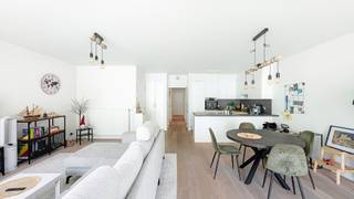 Recent en knap appartement gelegen op de mooi vernieuwde boulevard van Heist-aan-Zee, vlakbij het Heldenplein en het strand. Alle winkels en...