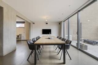 Deze woning is gelegen in het centrum van Aalter. Horeca, winkels en scholen alsook de markt zijn heel op wandelafstand bereikbaar. Geniet hier van de vlotte verbindingen die Aalter te bieden heeft (Directe aansluiting naar E34, E40 en het station).INDELING:Gelijkvloers: - leefruimte - Ingerichte keuken met aansluitend bergruimte - zitruimte - toiletEerste verdieping:- Overloop met ruimte voor buro- Slaapkamer 1- Slaapkamer 2- badkamer (bad, douche, toilet, dubbele wastafel)Terras met aansluitend bergingOndergrondse fietsenbergingEXTRA INFO:Deze woning is onmiddellijk beschikbaar en instapklaarGoede energiescoreDe eigendom is geschilderd en voorzien van gordijnenVerder kan je kan genieten van zalige buitenmomenten bij het voorziene ruime terras.Ten slotte kan je moeiteloos 4 wagens parkeren op de oprit vooraan de woning. Bij deze oprit hoort ook nog aanpalende (fietsen)berging.Op de website van Dewaele is er een VR-TOUR voorzien. Bekijk deze zeker even om de woning en de indeling te leren kennen!