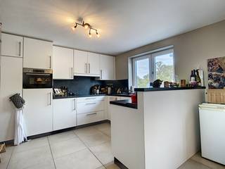 Situé à la Boelarestraat 56/11, à distance de marche des commerces, écoles et restaurants. Ce duplex unique comprend 3 chambres, une salle de...