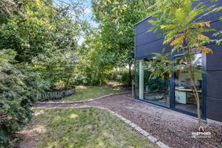 Gelegen nabij het centrum van Astene treffen we deze ruime open bebouwing met loods aan.
De woning heeft de volgende indeling: ruime inkomhal met gastentoilet, woon- en eetkamer, volledig geïnstalleerde keuken, berging/wasplaats, bureauruimte en een badkamer met lavabo, inloopdouche en een ligbad.
Op de eerste verdieping zijn er 2 ruime slaapkamers (waarvan 1 op te splitsen in 2 kamers), een tweede badkamer met een ligbad en een bergruimte, op de tweede verdieping is er nog een derde slaapkamer en een bergruimte.
Verder heeft de woning ook nog een droge kelder en een loods (bouwjaar 2011) van 198 m².
Renovatieverplichting: neen.
Grote troeven zijn hier: locatie, bereikbaarheid, ruimte, ...
Voor meer informatie of een bezoek kan u terecht bij Sander Dejonghe via sander@vastgoeddejonghe.be, Evy Dhondt via evy@vastgoeddejonghe.be of Inias Leten, Inias@vastgoeddejonghe.be
Alle dossierstukken kan u downloaden op onze website: www.vastgoeddejonghe.be.