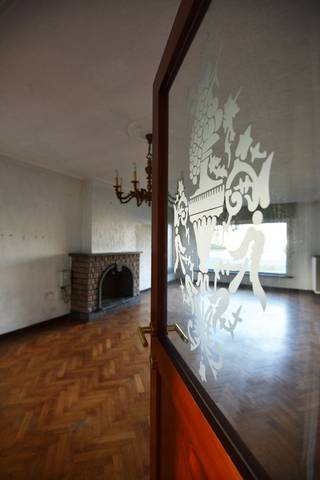 HOB bebouwing op 598m² te Adegem met op het gelijkvloers inkom, leefruimte , eetplaats, gastentoilet, keuken met dubbele spoelbak, kookplaat, dampkap, koelkast, vaatwasser en oven, veranda, badkamer met ligbad, douche, toilet, handdoekdroger en lavabo met meubel, wasplaats / berging met afvoer voor wasmachine. <br />Op de verdieping zijn er 3 slaapkamers en een toilet.<br />Er is een zuidoost georiënteerde tuin en een oprit voor meerdere wagens en een dubbele garage.<br />Ramen in PVC en ALU met hoog rendement beglazing en dubbel glas, verwarming op aardgas.<br /><br />EPC-label F : 517 kWh / (m² jaar)<br />Huurprijs € 895 / m. <br />Beschikbaar vanaf 01.03.2026<br /><br />* BEZOEKMOMENT woensdag 28 januari tussen 15u30 en 17u00 *<br /><br />Gelieve ons per MAIL te contacteren om uw bezoek in te plannen. <br />📧 betty@zakenkantoor-roels.be 🌐 www.zakenkantoor-roels.be<br />Telefonisch plannen wij GEEN afspraken in.