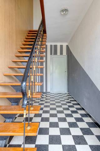 Bent u op zoek naar een woning met extra ruimte voor hobby, stockage, zelfstandige activiteit of een combinatie van wonen en werken? Dan biedt deze ruime bel-etage een unieke opportuniteit.<br /><br />De woonst beschikt over een lichtrijke leefruimte, keuken, 3 slaapkamers en een aangenaam terras georiënteerd op het zuidwesten, ideaal om te genieten van de middag- en avondzon.<br /><br />De grootste troef van dit eigendom bevindt zich op het gelijkvloers: een uitzonderlijk ruime opslag- of werkplaats van ca. 140 m², toegankelijk via een grote poort. Perfect voor zelfstandigen, magazijnruimte, atelier, hobbyruimte, stockage, fietsen, oldtimers of wie simpelweg nood heeft aan veel praktische ruimte aan huis.<br /><br />Achteraan bevindt zich bovendien een privatieve tuin van ca. 60 m².<br /><br />Vooraan de woning zijn er nog 2 privatieve parkeerplaatsen voorzien, een extra meerwaarde voor bewoners, klanten of professioneel gebruik.<br /><br /><u><strong>Indeling:</strong></u>
<ul>
<li>Gelijkvloers: opslag-/werkruimte van ca. 140 m² met grote poort en toegang tot de tuin</li>
<li>1ste verdieping: leefruimte, keuken en zuidwestgericht terras</li>
<li>2de verdieping: 3 slaapkamers en badkamer</li>
</ul>
<br />Interesse? Neem contact op voor meer informatie of een bezoek ter plaatse op 0494 03 06 40 of michael@immovos.be<br />
