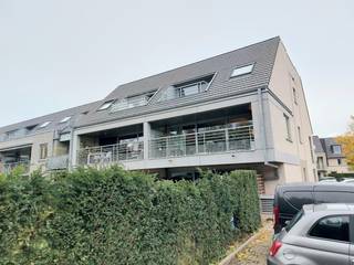 Residentie "Kaaizicht"<br />Recent appartement van 99m² op de eerste verdieping met een zonnige living met open ingerichte keuken met toestellen, 2 slaapkamers, 2 terrassen, algemene fietsenberging en mogelijkheid tot het huren van een garagebox aan € 75/maand.<br /><br />www.desmetpoupeyebrugge.be<br /><br />Voor meer info of een bezoek, contacteer ons 050 47 00 00 of kom langs op ons kantoor te Hoefijzerlaan 1 ('t Zand) Brugge. <br /><br />- inkom met afzonderlijk toilet<br />- living (vloertegels): 4,72m x 6,47m = 30 m²<br />* terras aan de living : 12m²<br />- open ingerichte keuken: 2,3m x 2,90m met dampkap, keramische kookplaat, oven en vaatwasmachine<br />- badkamer met 2 lavabo's in meubel en ligbad<br />- berging/wasplaats<br />- slaapkamer 1 (laminaatparket): 3,56m x 3,65m<br />- slaapkamer 2 (laminaatparket): 2,83m x 4,25m<br />* terras aan de slaapkamer: 6m²<br />* algemene fietsenberging<br /><br />* vloeroppervlakte: 99m²<br /><br />* mogelijkheid tot huren van een garage (nr.6): 3,2m 5,50m in de ondergrondse parking