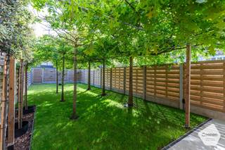 <strong>OPENDEURMOMENT OP ZATERDAG 6 JUNI tussen 10u00 en 12u00 ( op afspraak)</strong><br /><br /><strong>Energiezuinige woning op een toplocatie</strong> in het gegeerde Sint-Michiels. Deze instapklare woning combineert comfort , praktische indeling en tal van unieke snufjes die zorgen voor extra comfort. Bij het binnenkomen heeft U onmiddellijk een ruimtegevoel. Op gelijkvloers is een <strong>inpandige garage</strong> met bergruimte en technische ruimte. Op de eerste verdieping is er een lichtrijke leefruimte en ingerichte keuken, apart toilet en een ingemaakte kast. Op de tweede verdieping is de badkamer met douche, wastafel en hangtoilet tevens zijn er 2 slaapkamers aanwezig. <strong>De tweede slaapkamer kan opgesplitst worden</strong> tot waardoor er <strong>mogelijkheid is tot 3 slaapkamers.</strong> Buiten geniet U van een <strong>unieke, sfeervolle en groene tuin</strong> waar rust en privacy centraal staan. <strong>Het handige achterpoortje</strong> zorgt voor een vlotte toegang en maakt de tuin extra praktisch voor fietsen, tuinmateriaal of een ontspannen wandeling in de buurt. Er is een speelpleintje ook. Daarnaast beschikt de woning over heel wat leuke accenten die zorgen voor extra comfort, <strong>ruimtegevoel en een eigentijdse toets.</strong> Dit is een buitenkans voor wie op zoek is naar comfortabele woning in Sint-Michiels.<br /><br /><strong><u>Gelijkvloers:</u></strong>
<ul>
<li>Inkomhal;</li>
<li>Bergruimte/Technische ruimte;</li>
<li>Inpandige garage;</li>
<li>Magnifiek aangelegde tuin met terras die omgeven is het in groen;</li>
<li>Achterpoortje / Uitweg;</li>
<li>Waterverzachter;</li>
</ul>
<br /><strong><u>Eerste verdieping:</u></strong>
<ul>
<li>Lichtrijke leefruimte;</li>
<li>Ingerichte keuken voorzien van alle toestellen;</li>
<li>Apart hangtoilet;</li>
<li>Ingemaakte kast;</li>
</ul>
<strong><u>Tweede verdieping:</u></strong>
<ul>
<li>2 slaapkamers;</li>
<li>de tweede slaapkamer kan opgesplitst worden waardoor er mogelijkheid is tot 3 slaapkamers;</li>
<li>Badkamer met inloopdouche, wastafel en toilet;</li>
</ul>
<strong><u>Troeven:</u></strong>
<ul>
<li>Waterverzachter;</li>
<li>Recente ketel;</li>
<li>Regenwater voor de tuin;</li>
<li>Goedgekeurde elektriciteit;</li>
<li>Energielabel B;</li>
<li>Mogelijkheid om op het gelijkvloers praktijk/bureau/nagelstudio/vrij beroep te voorzien;</li>
<li>Veel unieke snufjes die U moet komen bekijken;</li>
<li>Achterpoortje uitweg;</li>
</ul>
<br /><br />Meer informatie of een bezoek aan deze leuke woning? Contacteer ons via: <strong>oostkamp@caenen.be</strong><br /><br /><br /><br />