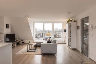 Mooi dakappartement (lift voorzien) met een groot zonneterras (31m²) in Wintam nabij de Schelde bestaande uit: inkomhal, apart toilet, ruime lichtrijke woonkamer met aansluitend de open volledig geïnstalleerde Ilwa keuken, nachthal, berging, badkamer voorzien van een ligbad, toilet en inloopdouche en 2 ruime slaapkamers (19m² en 15m²). Zowel vanuit de master bedroom als vanuit de woonkamer heeft men toegang tot het terras. Dit appartement beschikt tevens over een ruime bergzolder, te bereiken via een vlieringtrap en een staanplaats in de parkeergarage op het gelijkvloers. Gemeenschappelijke fietsenberging en vuilnisberging voorzien. Dit energiezuinig appartement is afgewerkt met hoogwaardige materialen. Verwarming via warmtepomp. Zeker een bezoekje waard. Voor meer info of een bezoek bel ons gerust op het nummer: 03/283.84.84 of mail naar christel@ax-quality.be.Vg/Wg/Gmo/Gvkr/Gvv EPB: 12007-G-2016/0044/EP13934/A001/D01/SD008 E-peil: E30. P score: A, G score: A