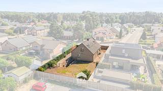 [[ DIT PAND NEEMT DEEL AAN DE ERA OPEN HUIZEN DAG OP 19/9 VAN 11:00 TOT 12:00 ]]
<p>Opglabbeek is de plek waar je nog vlot combineert: rust in een residentiële woonwijk, maar werk, winkels en school om de hoek. De lagere school van Opglabbeek ligt op wandel- en fietsafstand, het centrum met winkels en huisarts is dichtbij. Wie richting Genk of Hasselt moet, staat via de oprit van de E314 in een kleine vijf minuten op de snelweg. </p>

<p>Binnen merk je meteen dat het werk al gedaan is. De bovenverdieping werd in 2024 volledig vernieuwd, en samen met de eerdere renovaties in 2009 mogen spreken we van een instapklare woning. Op het gelijkvloers vind je lichte, open leefruimtes plus een extra slaapkamer met badkamer en wasplaats: handig als thuiskantoor vandaag, en de basis voor comfortabel gelijkvloers wonen op langere termijn. De verwarmingsinstallatie werd ook recent vernieuwd met nieuwe gaswandketel en warmtepompboiler met als gevolg een EPC B-label! En de volledige woning is onderkelderd!</p>

<p><strong>Waarom kopers hier op hun plek zitten</strong></p>

<ul><li><strong>Bovenverdieping volledig vernieuwd in 2024:</strong> het zware werk boven zit erop, jij hoeft enkel in te richten naar smaak</li><li><strong>Instapklaar:</strong> meteen bewoonbaar, vernieuwde technieken en een gunstig EPC</li><li><strong>Toekomstgericht gelijkvloers: </strong>extra slaapkamer met badkamer en wasplaats op het gelijkvloers, klaar om mee te groeien</li><li><strong>E314 op enkele minuten: </strong>Genk en Hasselt vlot bereikbaar, ideaal voor wie pendelt</li><li><strong>Lagere school op wandel- en fietsafstand:</strong> de dagelijkse schoolrit zonder de auto</li></ul>