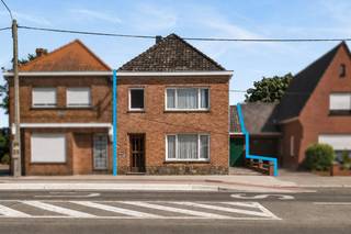 Bent u op zoek naar een gezellige woning met 3 slaapkamers, een aangename tuin en heel wat praktische troeven op een centrale ligging? Dan is deze woning in het hartje van Koekelare zeker een bezoek waard. Dankzij de uitstekende ligging bevinden winkels, supermarkten, scholen, horeca en tal van andere voorzieningen zich op wandelafstand. Een belangrijke troef is de uitweg aan de achterzijde, die rechtstreeks toegang biedt tot de ruime garage/opslagruimte en carport. Daarnaast beschikt de woning over een recent vernieuwde keuken en een volledig vernieuwde elektrische installatie.<br /><br />Indeling: inkomhal, ruime en lichtrijke leefruimte met zit- en eetplaats, volledig geïnstalleerde keuken en droge kelder. Op de eerste verdieping bevinden zich twee volwaardige slaapkamers, een kinderkamer/bureau en een badkamer. Verder beschikt de woning over een ruime zolder en een praktische wasruimte met afzonderlijk toilet.<br /><br />De gezellige tuin beschikt over twee terrassen: een ruim terras dat aansluit bij de woning en een tweede, zonovergoten terras waar u heerlijk van de zon kunt genieten. De leuke buitenbar vormt hierbij een extra troef en maakt van de tuin een aangename plek om te vertoeven.<br />Helemaal achteraan het perceel bevinden zich de ruime garage/opslagruimte en carport, met voldoende mogelijkheden voor het parkeren van de wagen en heel wat extra opbergruimte.<br /><br />Kortom, een aangename woning op een uitstekende ligging in het centrum van Koekelare, met een mooie combinatie van gezellig wonen en praktische mogelijkheden.<br />Interesse? Neem gerust contact op met Ward via 0470 20 66 88 voor meer informatie of een bezoek ter plaatse.<br /><br />Renovatieplicht van toepassing.