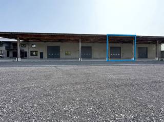 Op een vlot bereikbare locatie langs de Brugsesteenweg 360 in Kuurne bieden wij deze praktische KMO-unit van ca. 245 m² + bijhorende parkings te...