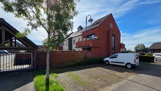 Praktisch ingedeeld appartement op het eerste verdiep met 2 slaapkamers en zowel aan de voor- en achterzijde een terras.<br />Rustige ligging in Wijchmaal, deelgemeente van de stad Peer. Mooi ingerichte keuken, badkamer met combinatie douche/ligbad en badkamermeubel met enkele wastafel, apart toilet met handwasser, een 2-persoonsslaapkamer en een 1-persoonsslaapkamer, kelderberging en autostaanplaats.<br /><br />INDELING:<br /><br /><span>Kelder:</span><br />- berging<br /><span>- Autostaanplaats<br /><br />Gelijkvloers:<br />Trappenhal/inkom</span><br /><br /><span>Verdieping 1:</span><br />- inkom<br />- zithoek en eethoek<br />- uitgeruste keuken<br />- 2 slaapkamers<br />- berging/cv<br />- badkamer<br />- toilet<br />- vestiaire<br />- terras aan voor- en achterzijde<br /><br />Algemeen :<br /><span>-Beschikbaar vanaf 01/12/2026</span><br />-Huisdieren enkel in overleg<br />-Provisie gem.kosten : € 55,--/maand<br />